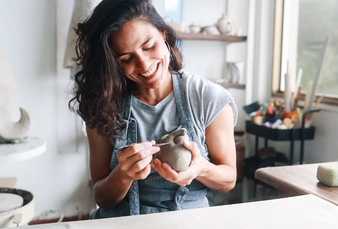 chica haciendo cerámica