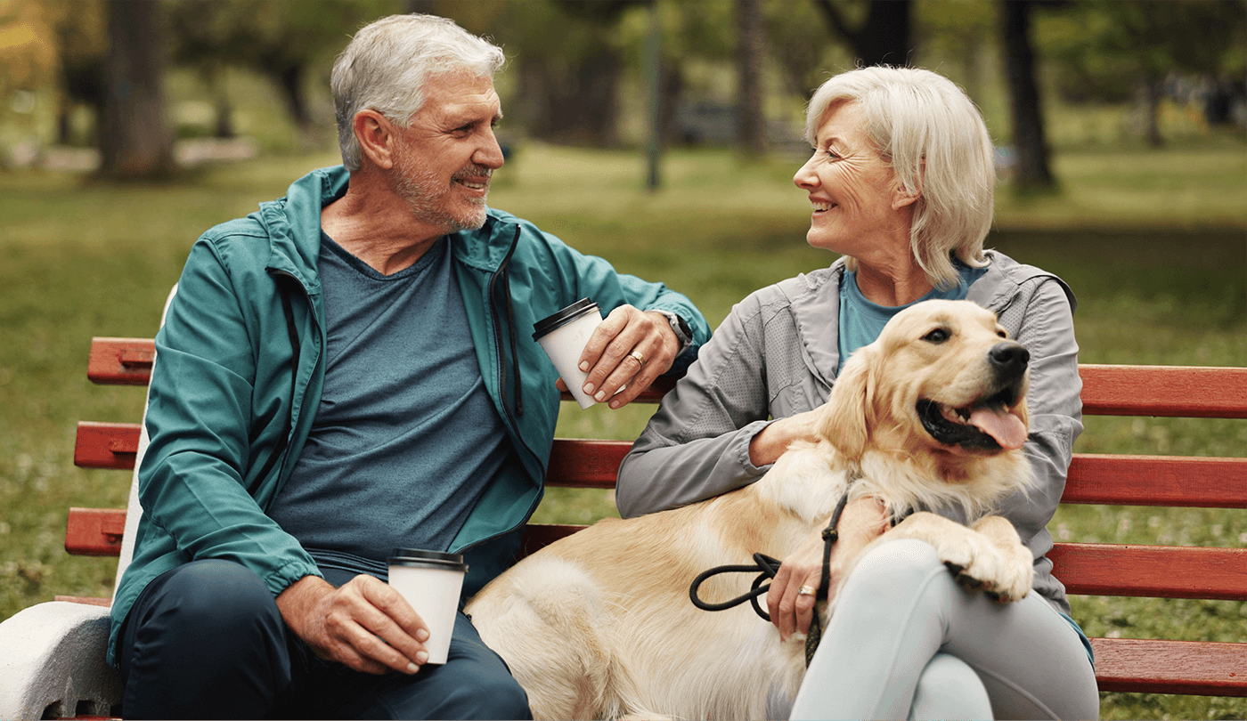 pensionados en el parque con su perro