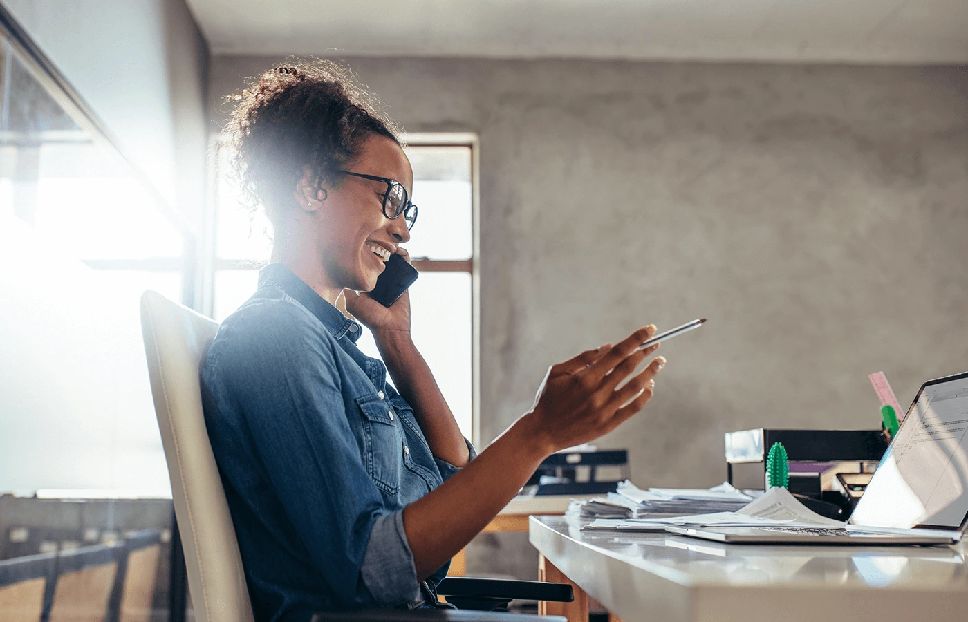 mujer freelancer frente al ordenador