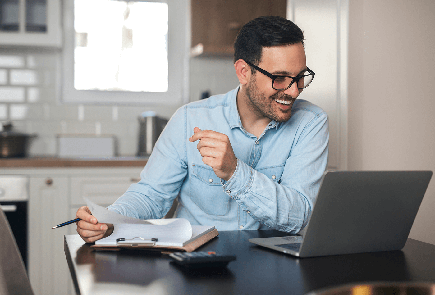 muchacho contratando poliza de vida