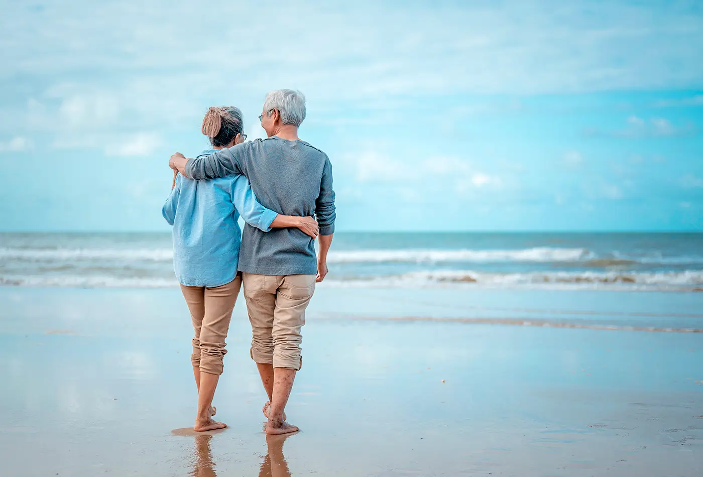 pareja caminando en la playa